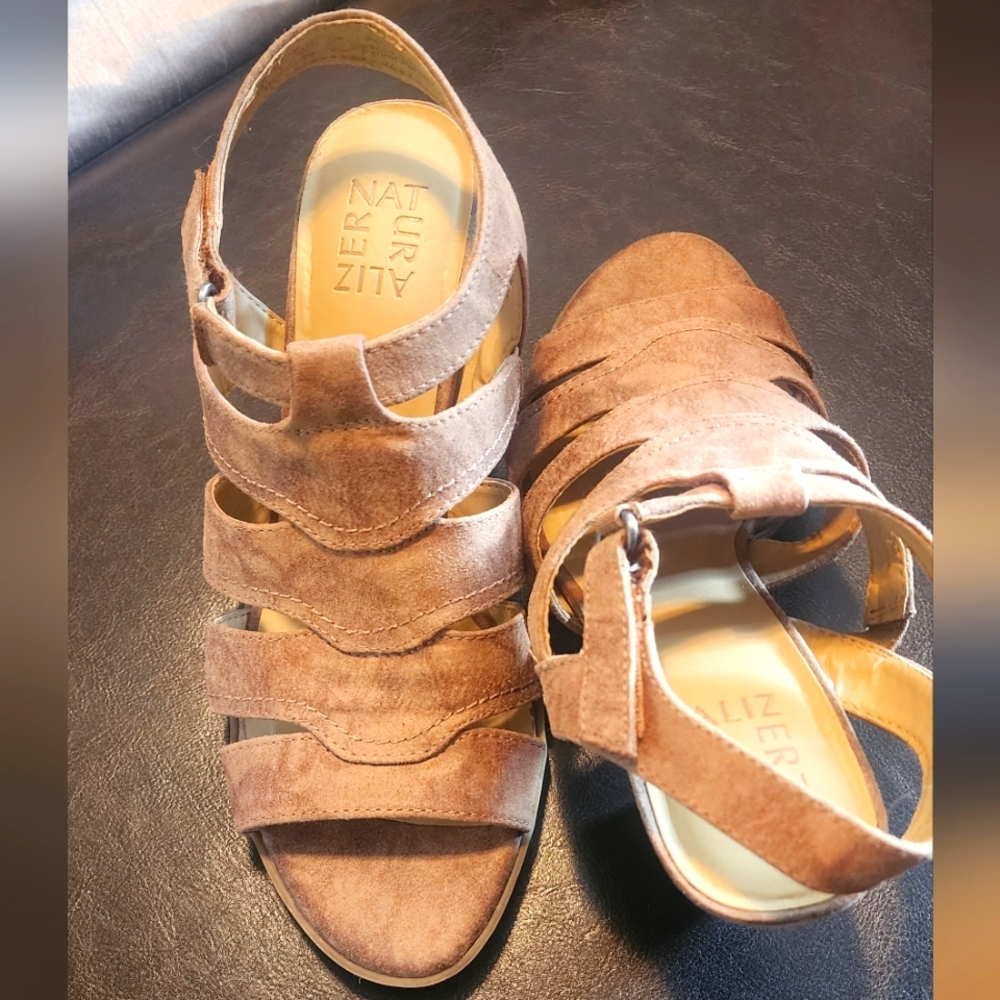Naturalized heels with strap. Size 9